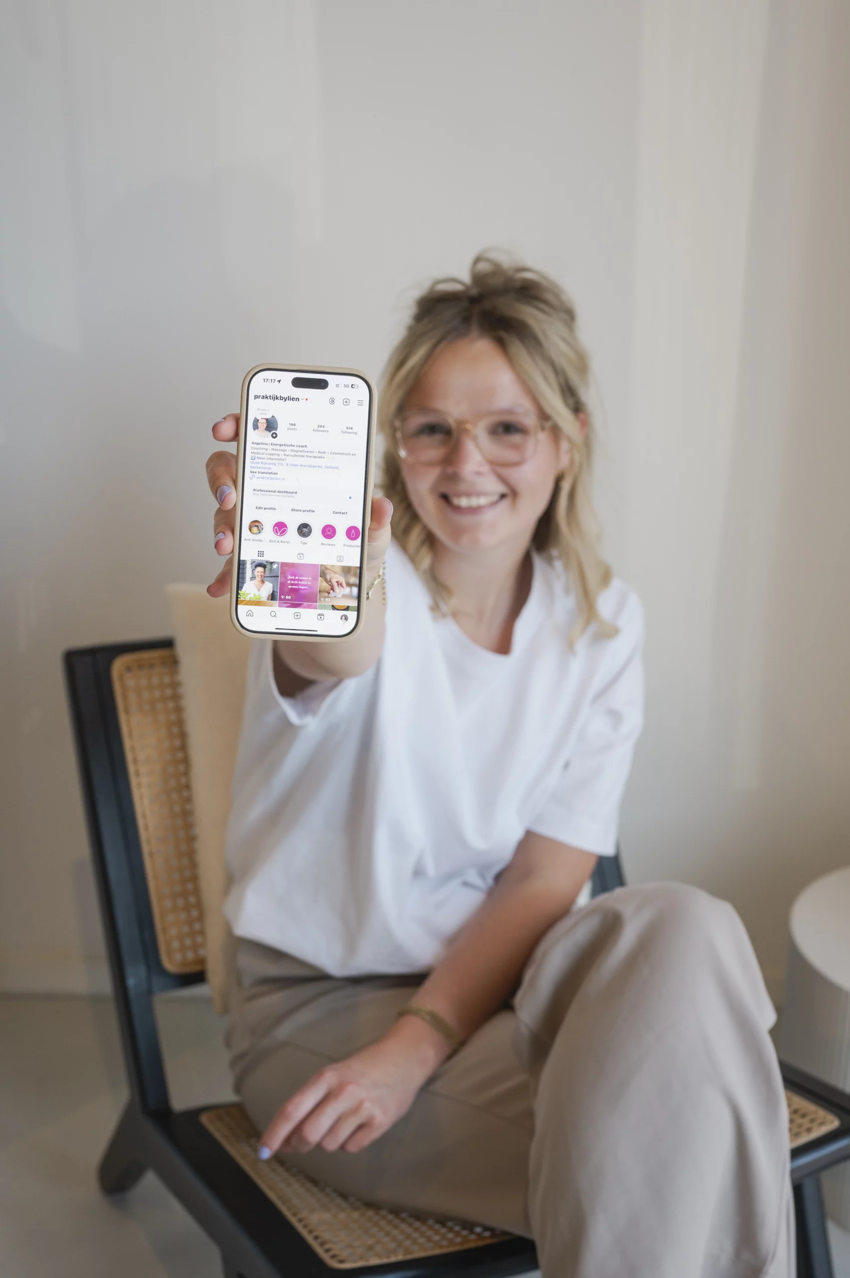 Vrouw met een telefoon voor haar hoofd