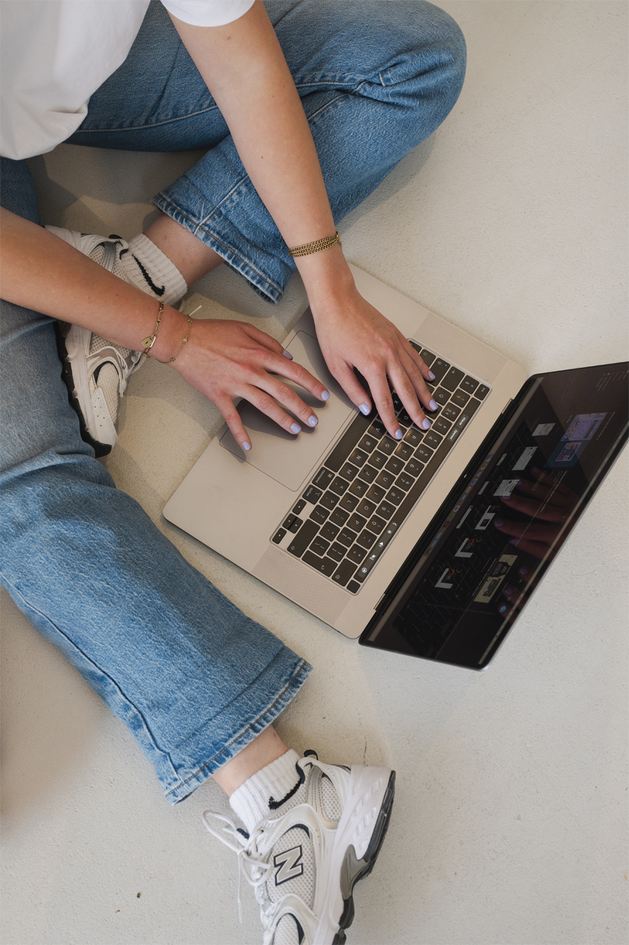 iemand de op de grond zit met een laptop