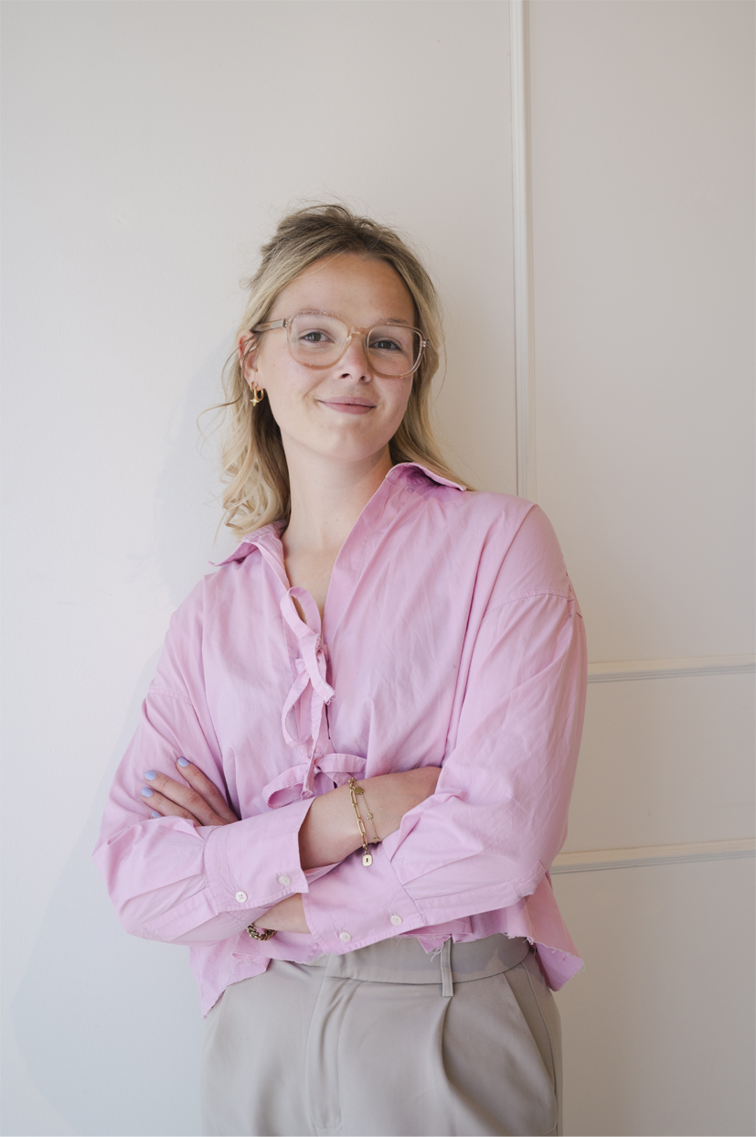 Vrouw tegen de muur